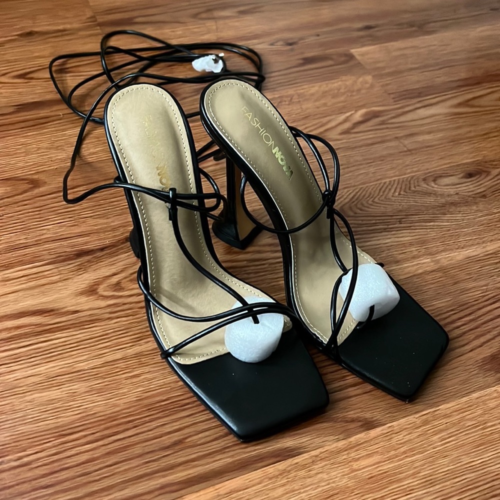 NEVER worn, great condition comes with shoe box